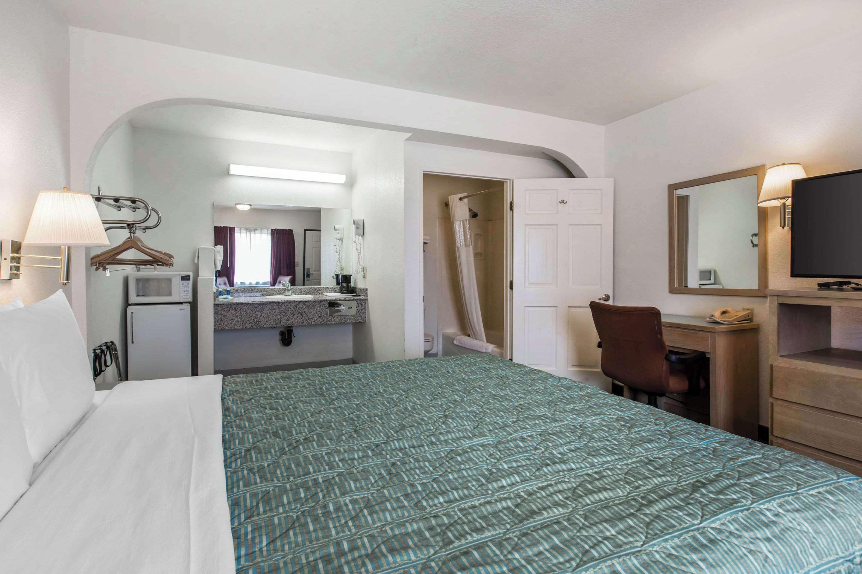 Photo - Rodeway Inn Beaumont