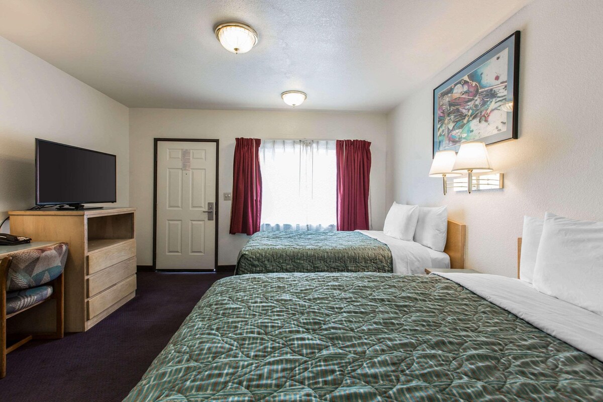Desk, iron/ironing board (on request), WiFi (free), bed sheets