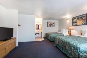 Quarto standard, 2 camas Queen, para não fumantes | Escrivaninha, ferros/tábuas de passar roupa, Wi-Fi de cortesia