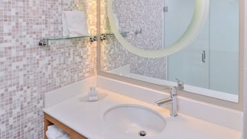 Shower, hydromassage showerhead, free toiletries, hair dryer