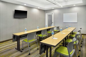 A conference room with a long table, chairs, a flat-screen TV, and a whiteboard. - SpringHill Suites by Marriott Detroit Metro Airport Romulus (Romulus)