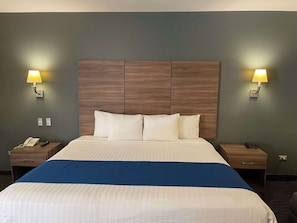 Standard Room, 1 King Bed, Non Smoking | 1 bedroom, premium bedding, pillow-top beds, in-room safe