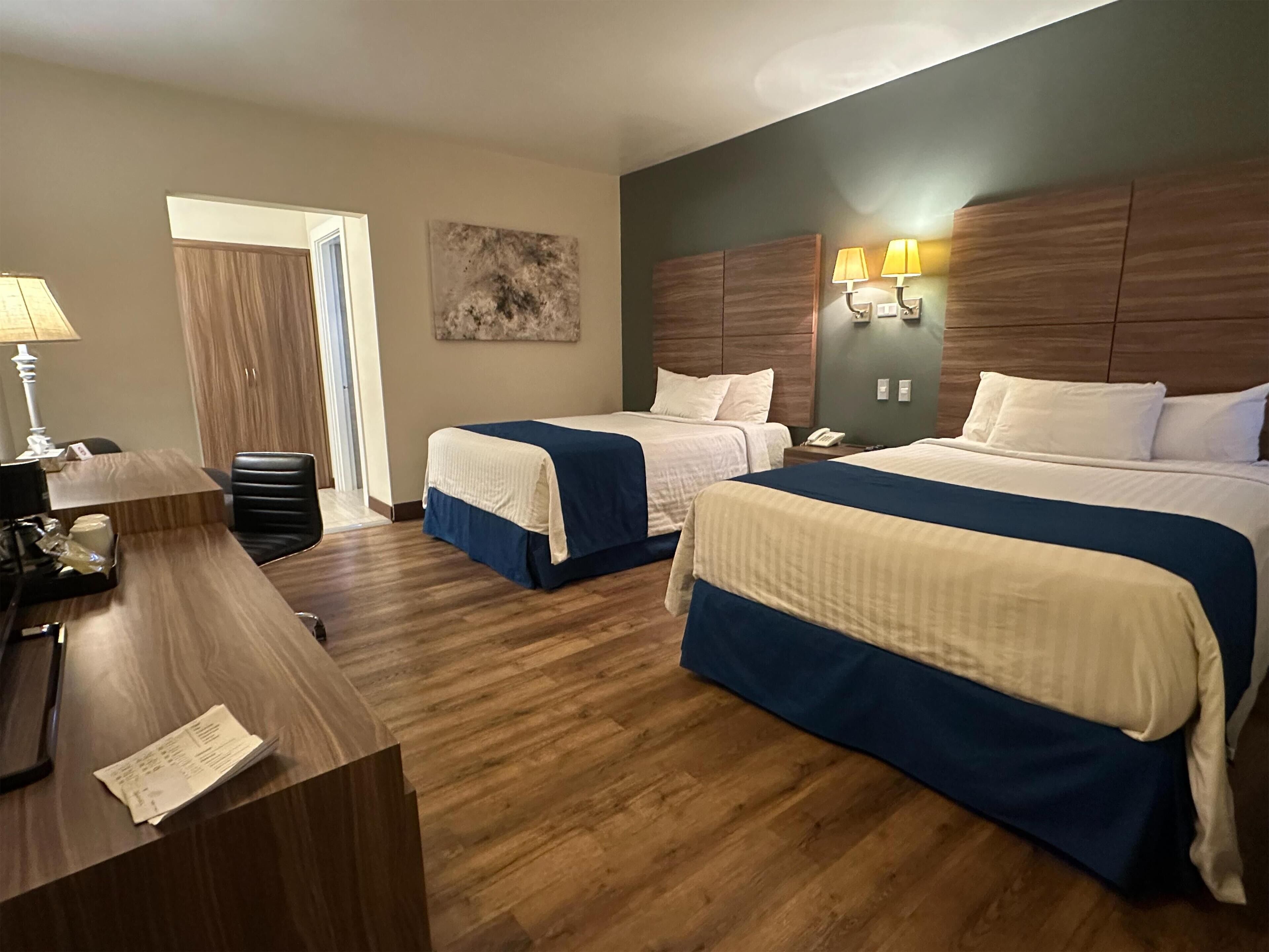 标准房, 2 张双人床, 无烟房 | 高档床上用品、加厚床垫、客房内保险箱、办公桌