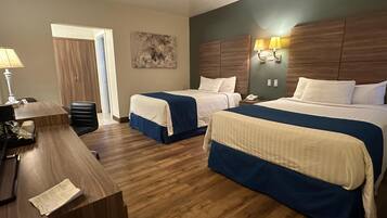 Habitación estándar, 2 camas matrimoniales, para no fumadores | Ropa de cama de alta calidad y camas con pillow-top