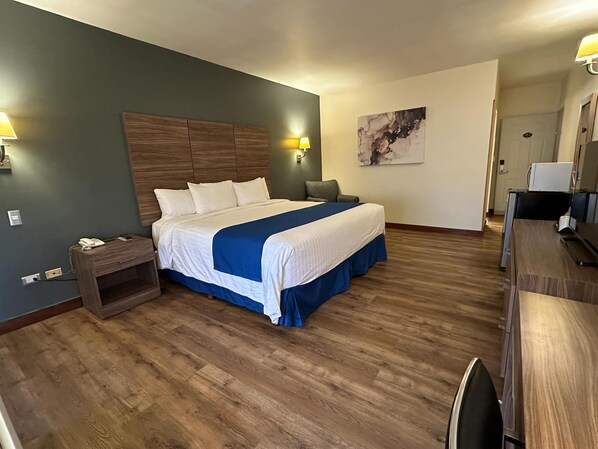 Executive Room, 1 King Bed, Non Smoking | Premium bedding, pillow-top beds, in-room safe, desk