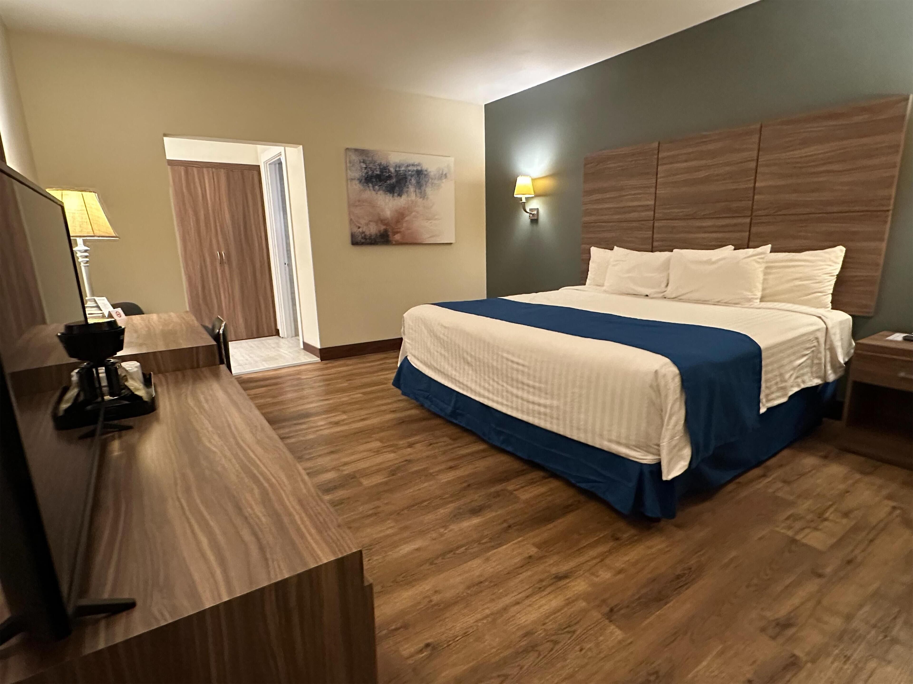 标准房, 1 张特大床, 无烟房 | 高档床上用品、加厚床垫、客房内保险箱、办公桌