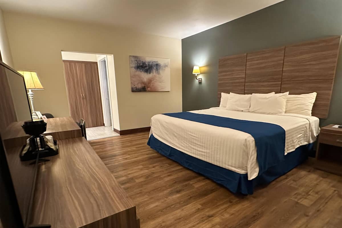 Standard Room, 1 King Bed, Non Smoking | Premium bedding, pillow-top beds, in-room safe, desk