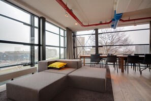 スタジオ (Urban Loft) | リビング エリア | 0 インチの薄型テレビ (ケーブル放送視聴可)、テレビ、書庫