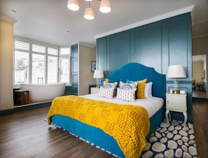 Suíte superluxo, 1 cama King, sacada, vista para o porto | Escrivaninha, ferros/tábuas de passar roupa, Wi-Fi de cortesia