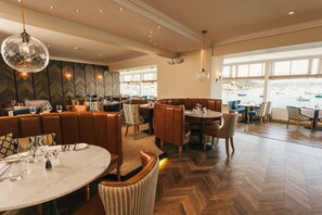 2 restaurants; breakfast, lunch, dinner and brunch served 