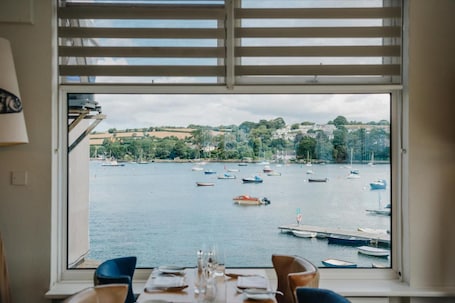 2 restaurants, breakfast, lunch, dinner served; British cuisine