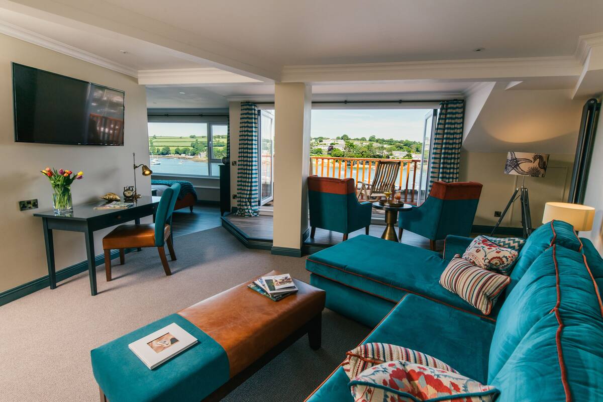 panoramic suite, 1 king bed, balcony, harbour view | living room | flat-screen tv