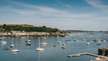 Camera Superior con letto matrimoniale o 2 letti singoli, vista porto | Vista dalla struttura