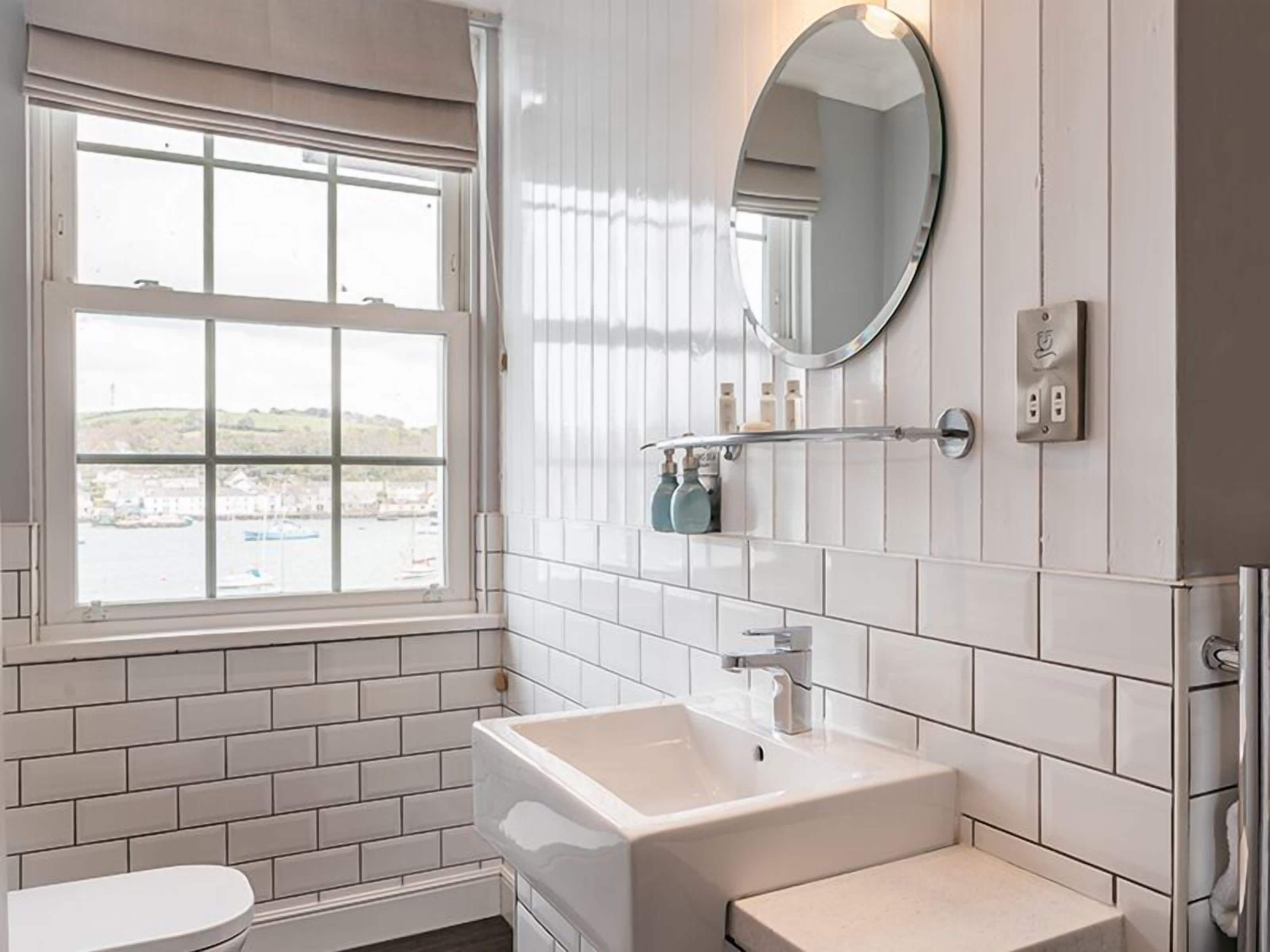 classic twin room, harbor view | desk, iron/ironing board, free wifi, bed sheets