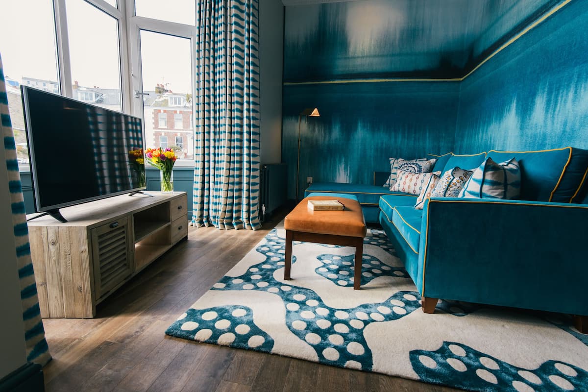 luxury suite, 1 king bed, balcony, harbour view | living room | flat-screen tv