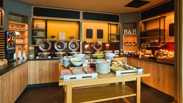 Aamiainen, lounas ja illallinen; kasvisruokiin erikoistuva keittiö