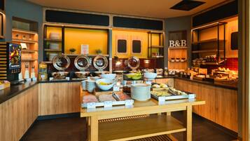 Se sirven desayunos, almuerzos y cenas; cocina vegetariana