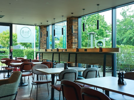 Se sirven desayunos, almuerzos y cenas; cocina vegetariana. B&B HOTEL Derby