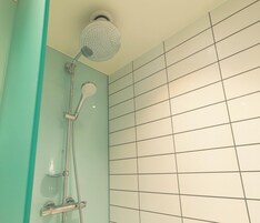 Ducha, artículos de tocador ecológicos, secador de pelo, toallas