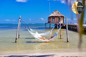 Plage, chaises longues, serviettes de plage, massages sur la plage