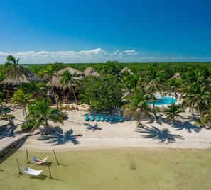 On the beach, sun-loungers, beach towels, beach massages - Portofino Beach Resort (San Pedro)