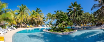 Piscina externa, espreguiçadeiras