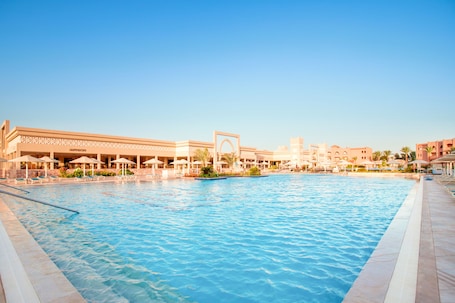 5 outdoor pools, sun loungers. Pickalbatros Aqua Vista Resort - Hurghada