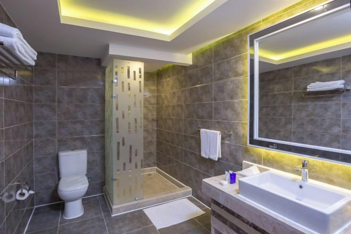 Een douche, een haardroger, handdoeken