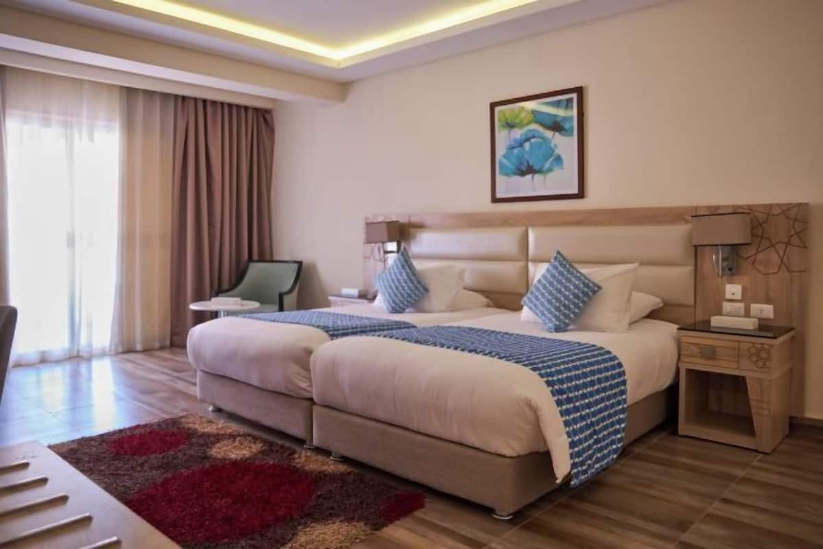 Pillowtop-bedden, een minibar, een kluis op de kamer, een bureau