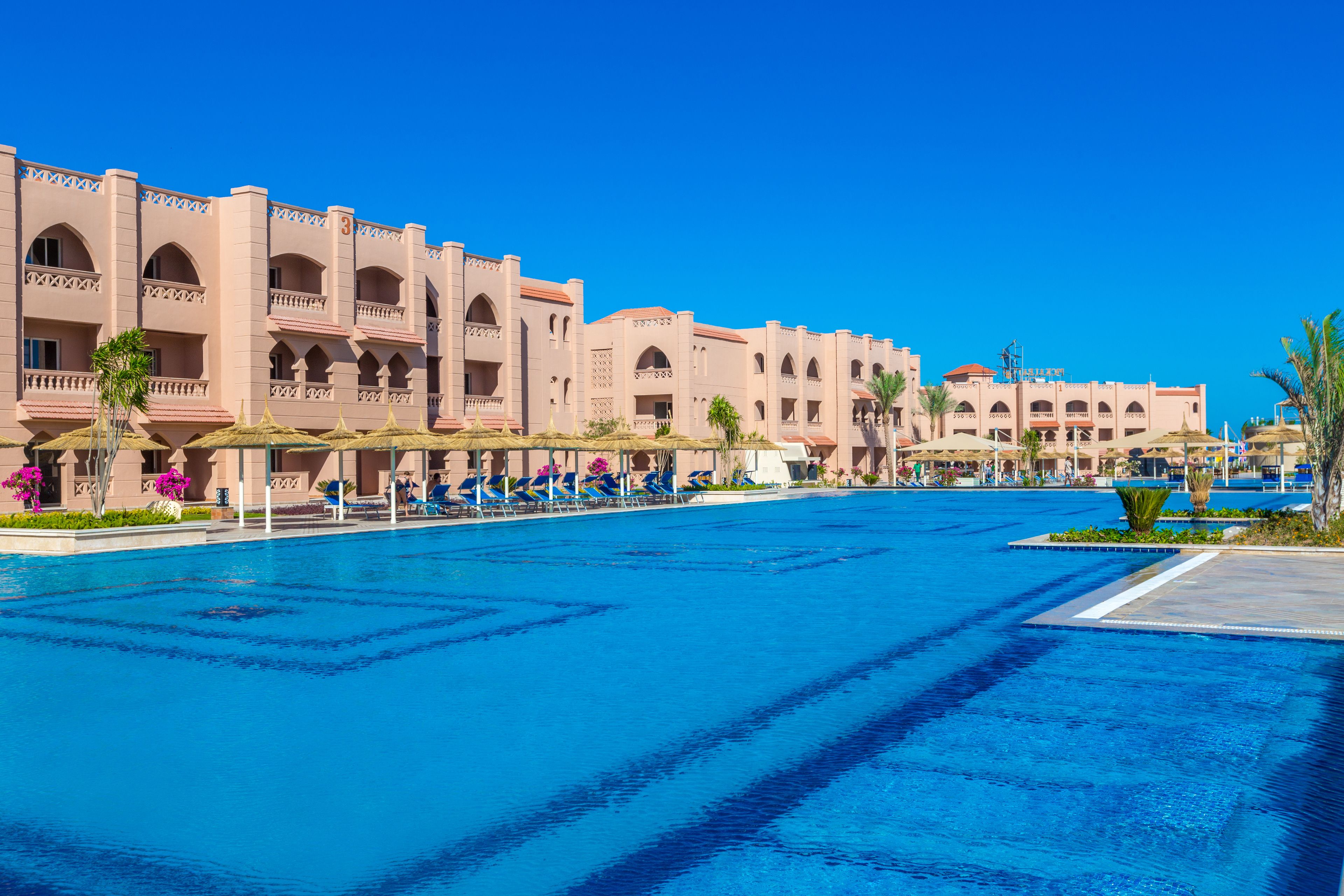 5 piscines extérieures, chaises longues