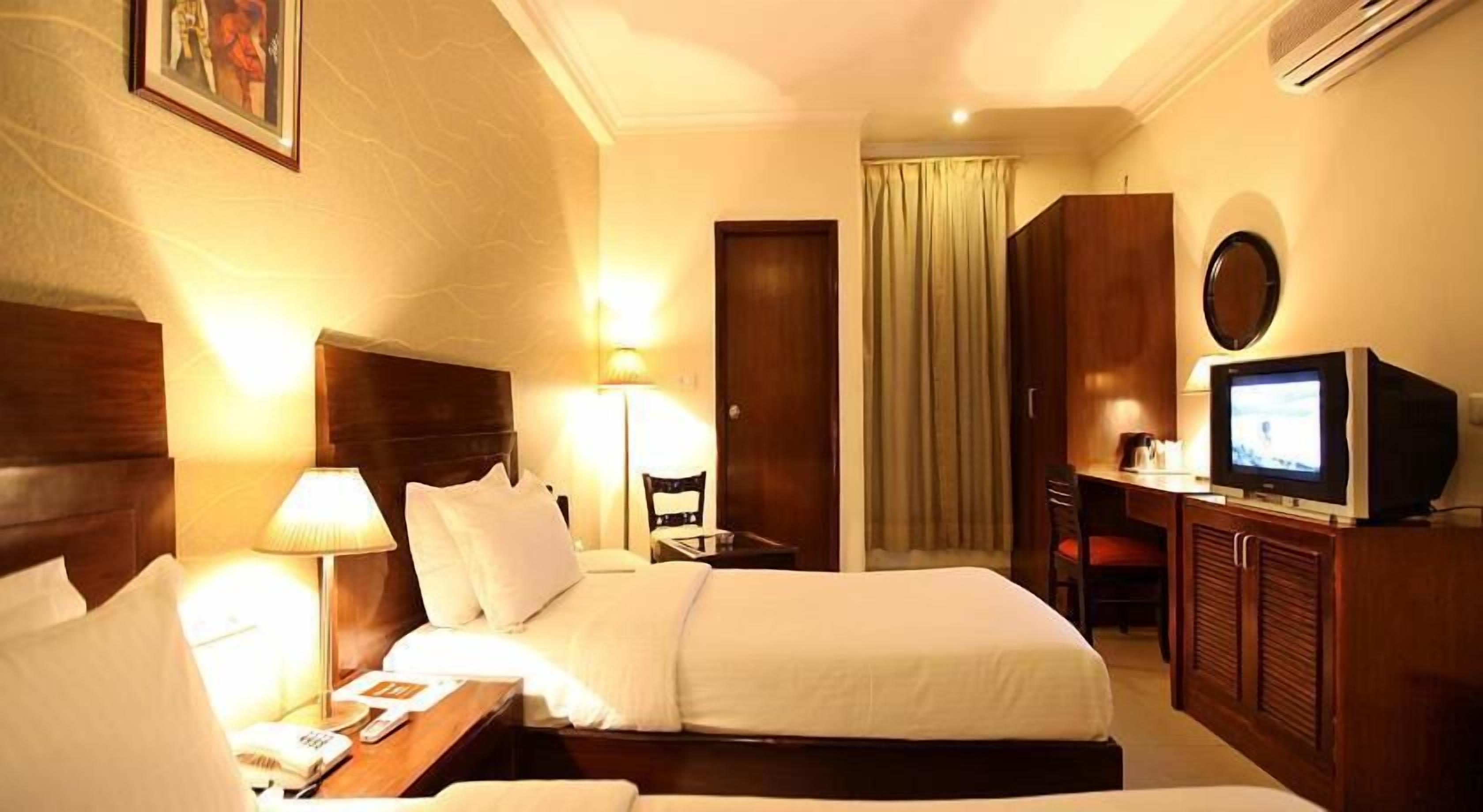 2 bedrooms, premium bedding, minibar, in-room safe