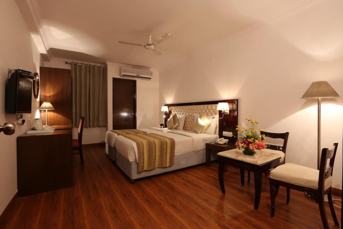 2 bedrooms, premium bedding, minibar, in-room safe