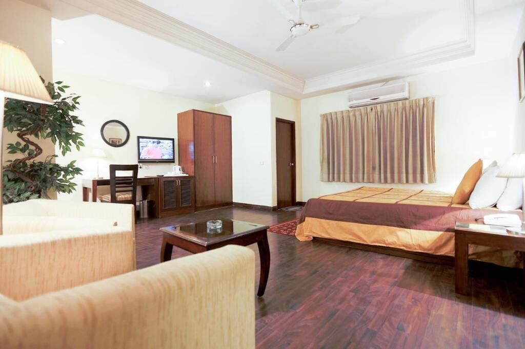 2 bedrooms, premium bedding, minibar, in-room safe