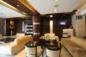 Lobby lounge - Hotel Waves (New Delhi)