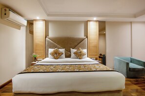 Classic Suite | 2 bedrooms, premium bedding, minibar, in-room safe - Hotel Waves (New Delhi)