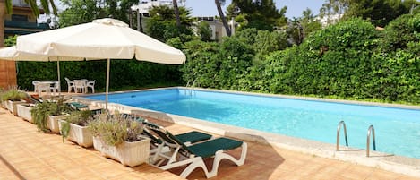 Piscine couverte, piscine extérieure, parasols de plage, chaises longues