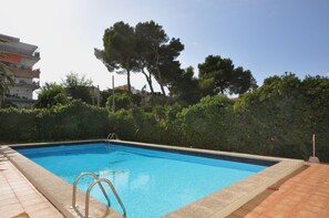 Indoor pool, outdoor pool, pool umbrellas, pool loungers - Hotel Houm Nets - Adults Only (Palma de Mallorca)