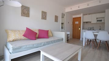 Basic-Apartment, 1 Schlafzimmer, Balkon | Schreibtisch, kostenloses WLAN, Bettwäsche