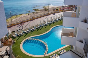 Outdoor pool, pool umbrellas, sun loungers