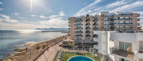 Outdoor pool, pool umbrellas, sun loungers
