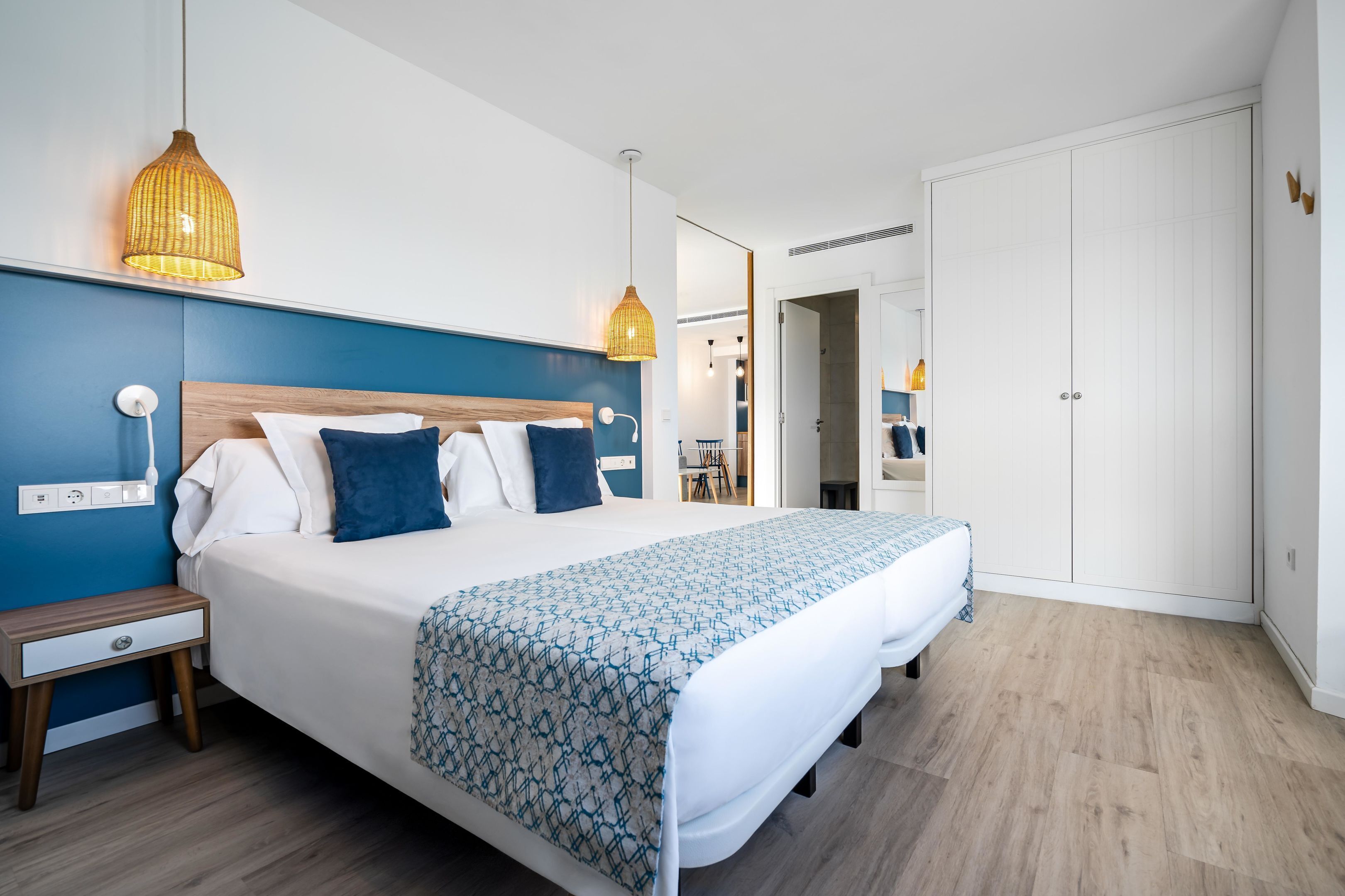 In-room safe, soundproofing, free WiFi, bed sheets