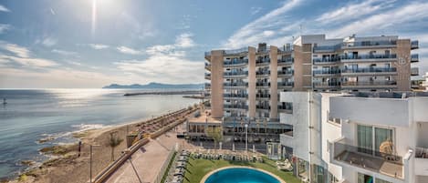 Piscine extérieure, parasols de plage, chaises longues
