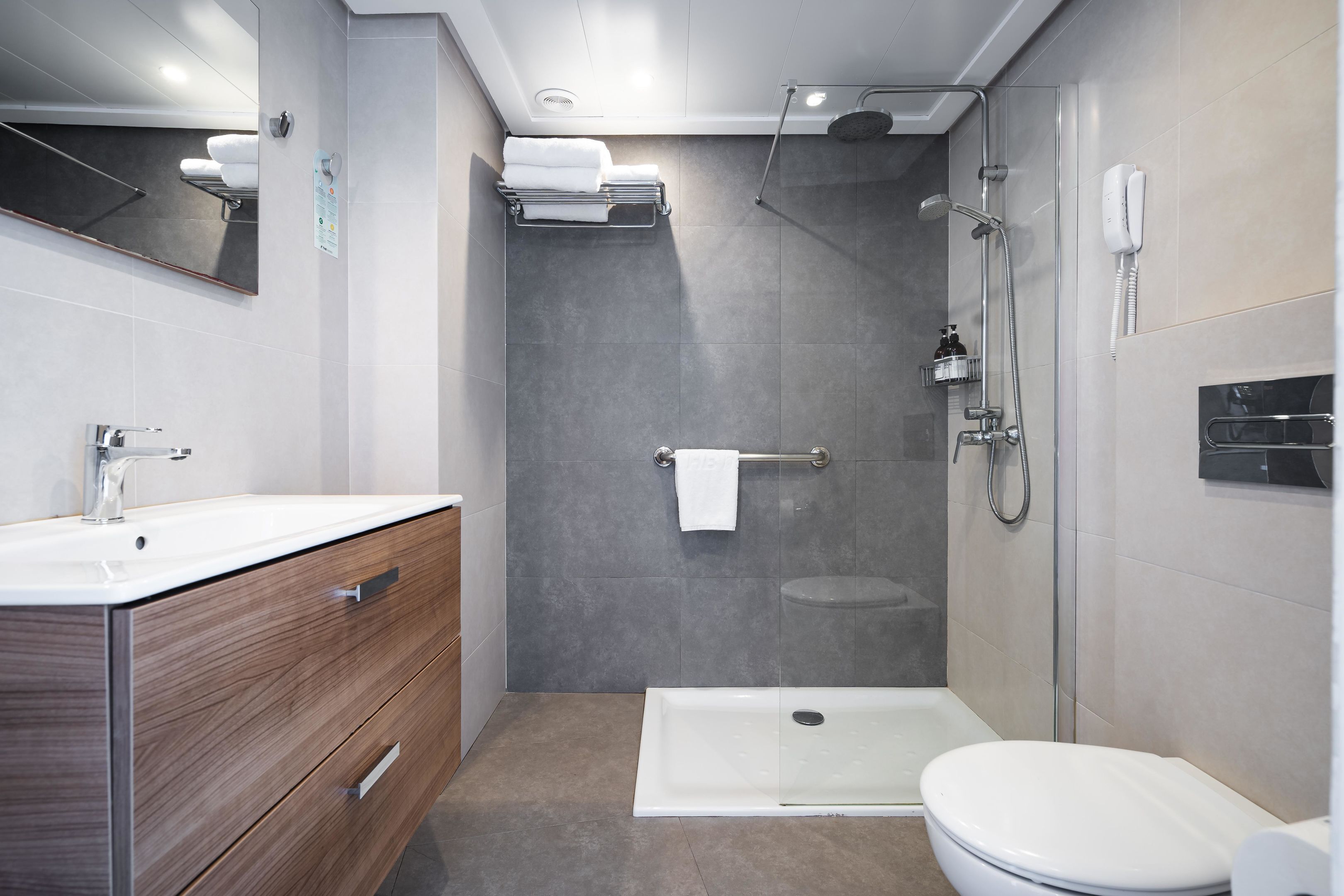 Ein modernes Badezimmer mit Dusche, Toilette und Waschtisch.