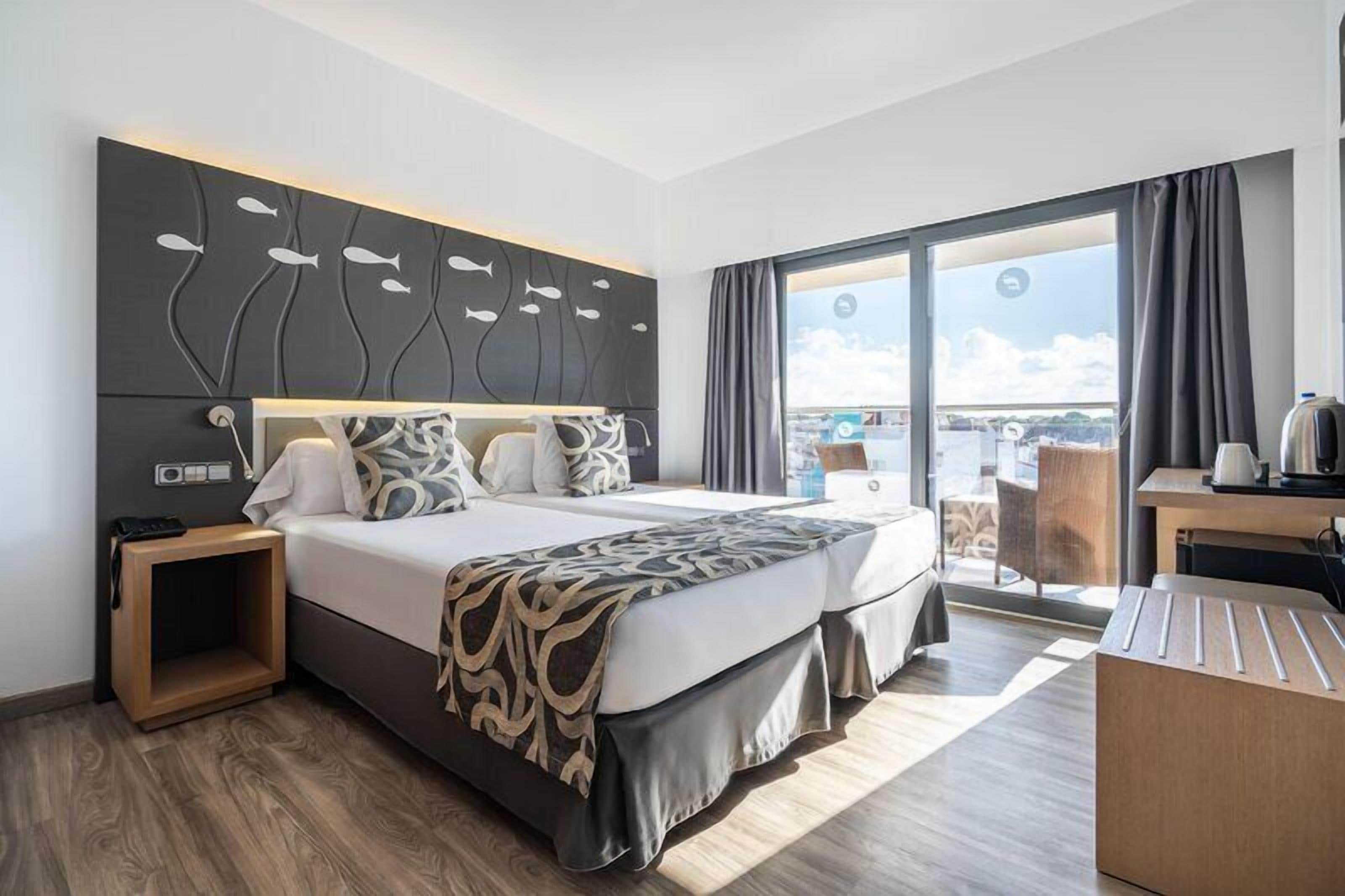 Double Room, Balcony, City View | In-room safe, soundproofing, WiFi (free), bed sheets