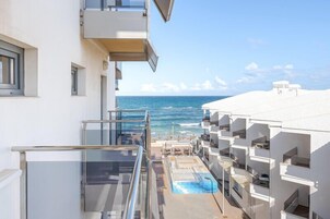 Habitación doble, balcón, vistas parciales al mar | Piscina | Una piscina al aire libre, sombrillas, tumbonas