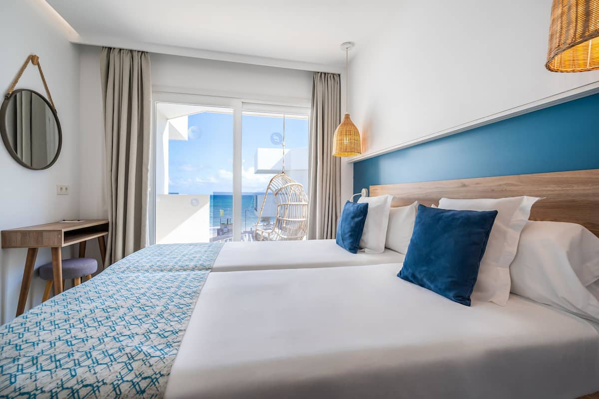 In-room safe, soundproofing, free WiFi, bed sheets