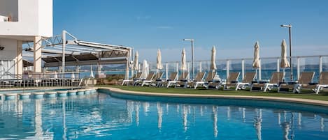 Outdoor pool, pool umbrellas, sun loungers