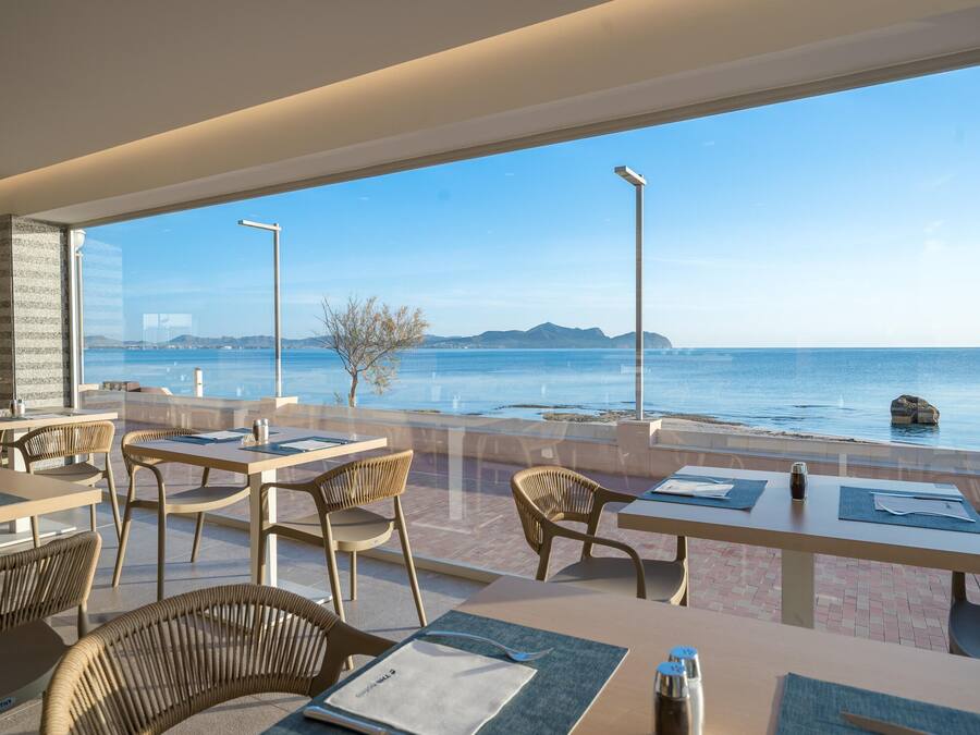 Un restaurant avec une terrasse offrant une vue sur la côte.