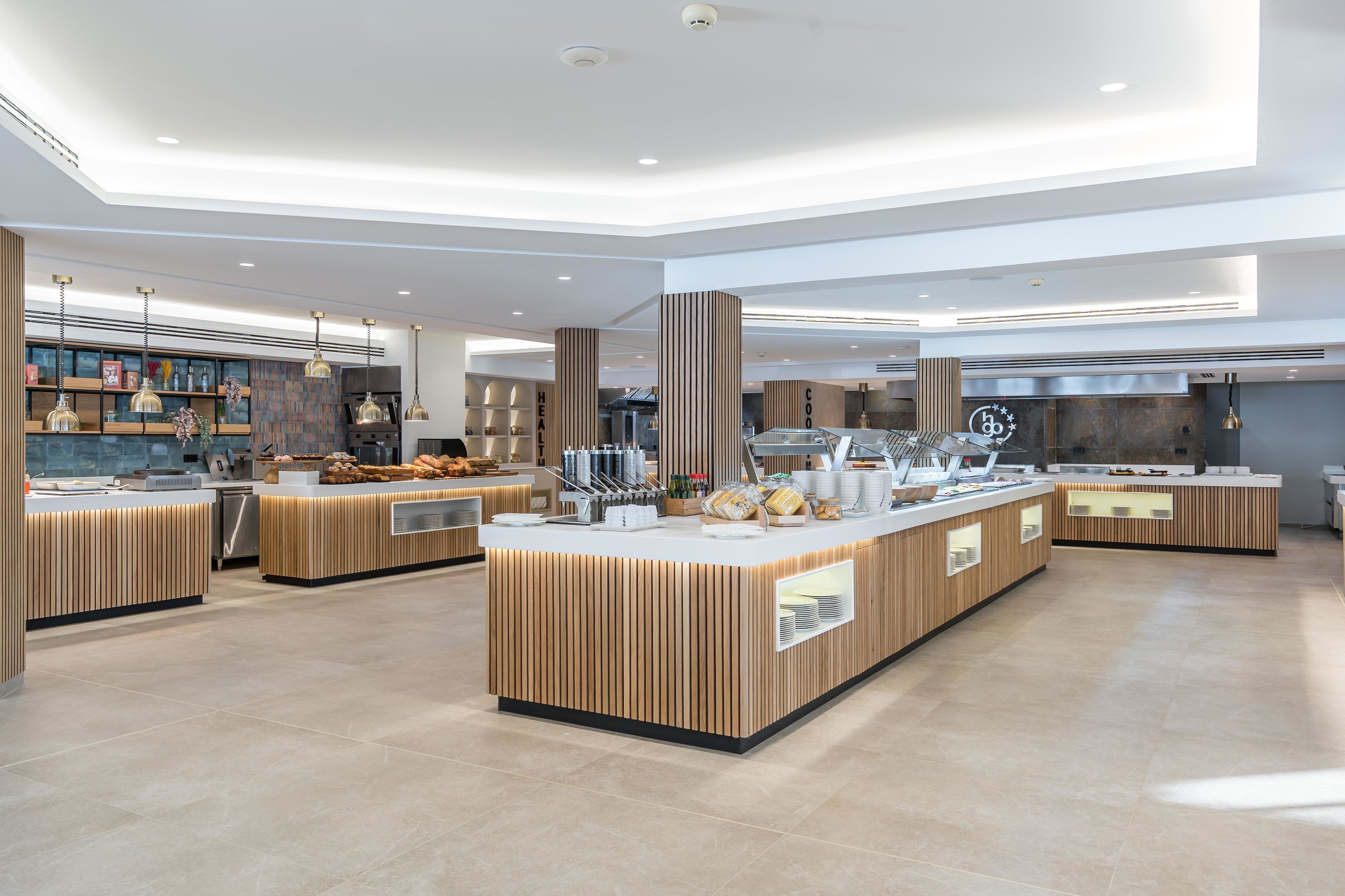 Een moderne keuken met meerdere aanrechtbladen, ingebouwde apparatuur en een centraal eiland.