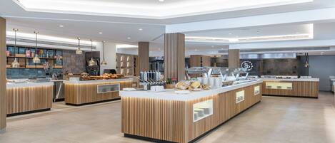 Een moderne keuken met meerdere aanrechtbladen, ingebouwde apparatuur en een centraal eiland.